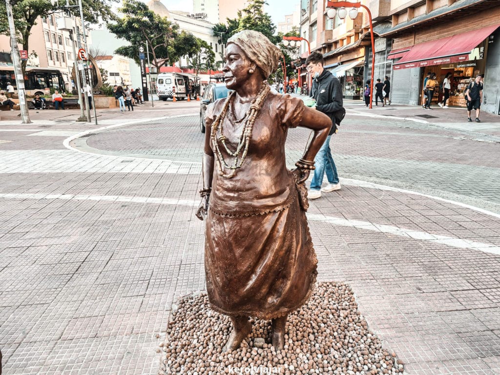Estátua da Sambista Eunice na Praça da Liberdade